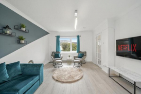 Mulberry House - Detached 6 Bedroom House with Parking
